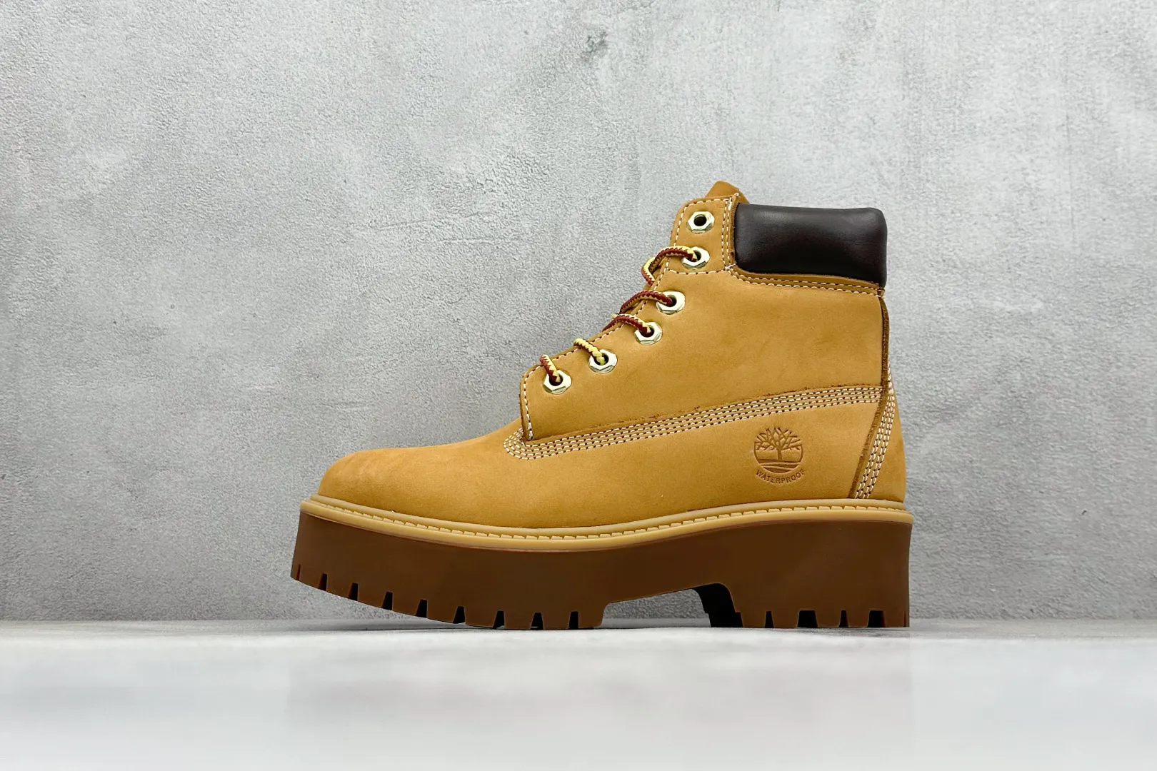 🐲💰 600 supports store Guangdong Zhongshan version of Timberland, which can’t be beaten / classic yellow high top [Female six-hole model 10361 Men’s seven-hole model 10061] Produced by OEM factory in Zhuhai, Guangdong. Orders shipped through a unified channel of Hong Kong purchasing agency. Consistent quality. Analysis of original authentic process. Imported waterproof frosted cowhide. Purple light logo anti-counterfeiting mark. Precise computer stitching. Four lines in parallel process. Dynamic waterproofing for 10,000 times of horizontal folding. Integrated Molding injection molding process (⚠️different from cold-bonded one-piece molding version) Rubber non-slip outsole is durable and wear-resistant Full genuine cowhide collar inner insole Equipped with anti-fatigue shock-absorbing honeycomb insole High comfort High practicality in daily life Classic, simple and easy to match Full set of cabinet packaging accessories Size: 35-40